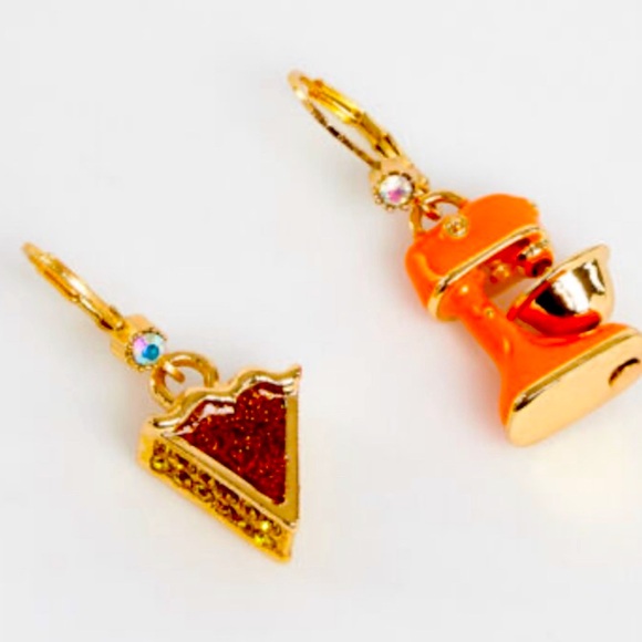 New Betsey Johnson pumpkin Pie mixer mismatched earrings - Picture 6 of 10